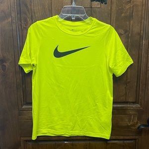 Nike T-shirt, boys, size XL, color: neon yellow